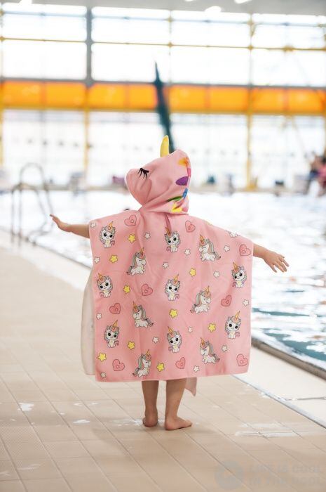 AquaKiddo Dětské pončo k vodě Unicorns - župan 5-8 let